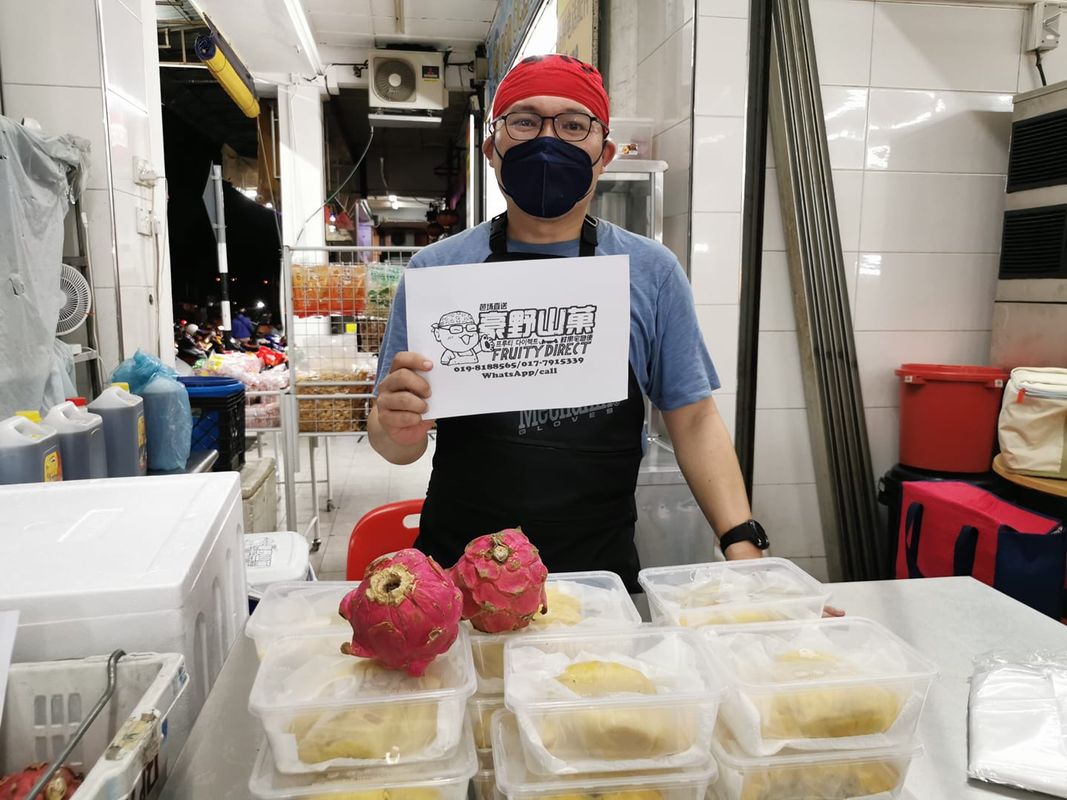 Pensiun Jadi Politisi, Pria Ini Alih Profesi Jualan Durian di Pasar