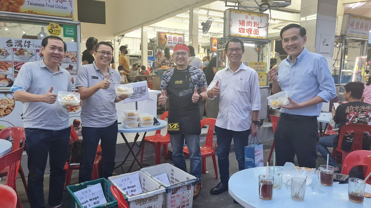 Pensiun Jadi Politisi, Pria Ini Alih Profesi Jualan Durian di Pasar