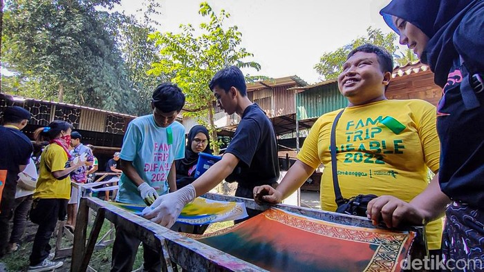 Peserta Famtrip Difabel saat membuat batik di Sentra Industri batik, Desa Gulurejo, Kapanewon Lendah, Kulon Progo, DIY, Minggu (26/6/2022).