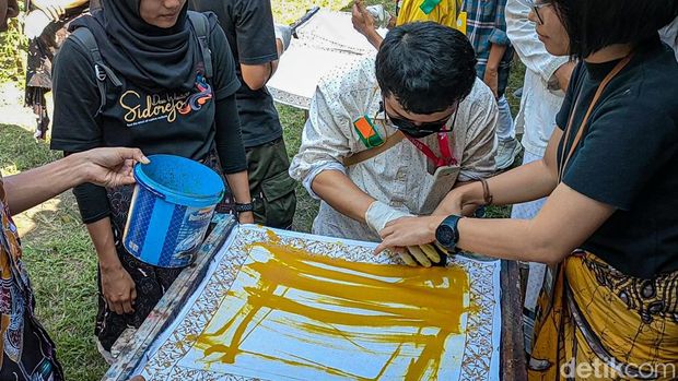Peserta Famtrip Difabel saat membuat batik di Sentra Industri batik, Desa Gulurejo, Kapanewon Lendah, Kulon Progo, DIY, Minggu (26/6/2022).