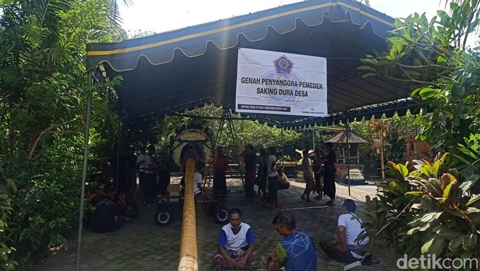 Penutupan dan rekaya lalin masih diberlakukan di di seputaran Jalan WR Supratman Denpasar, Bali selama Upacara Pangrebongan.