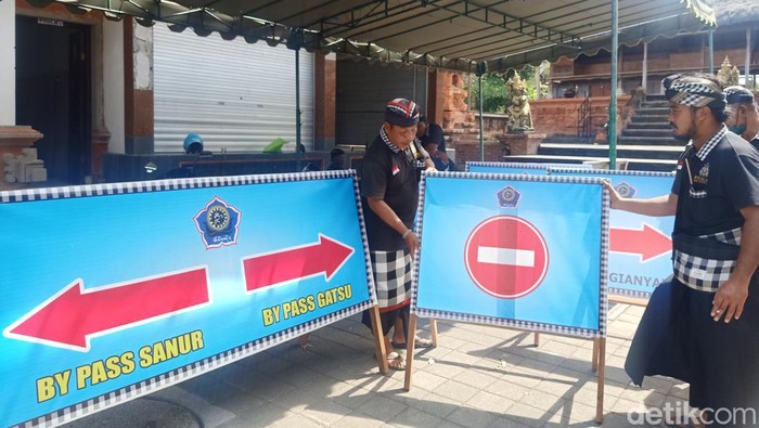 Rekayasa Lalin Jalan WR Supratman Bali Imbas Pangrebongan Penutupan dan rekaya lalin masih diberlakukan di di seputaran Jalan WR Supratman Denpasar, Bali selama Upacara Pangrebongan.