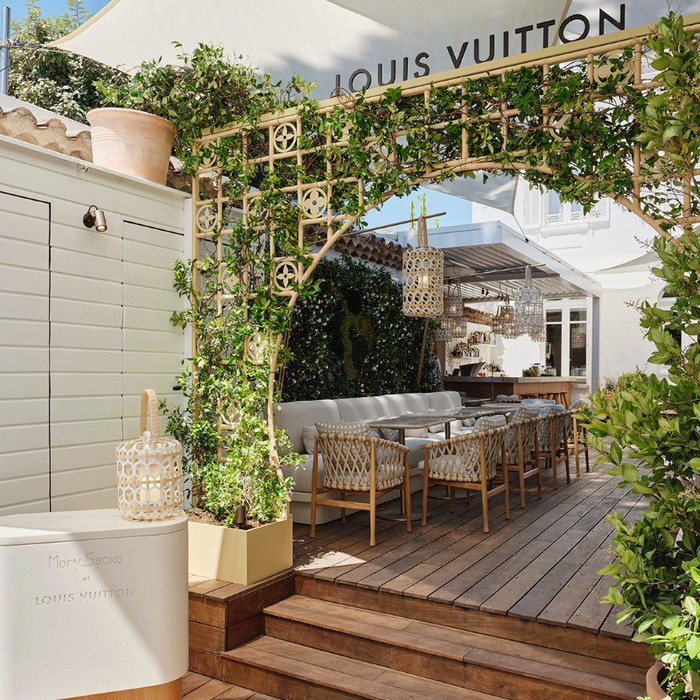 Restoran mewah milik Louis vuitton Restoran mewah milik Louis vuitton yang mengusung tema asri