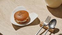 Salah satu menu yang tersedia adalah hamburger unik dengan ukiran logo Louis Vuitton di atas rotinya. Foto: Instagram @louisvuitton