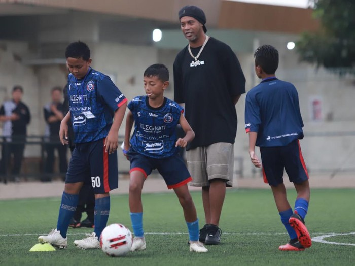 Ronaldinho coacing clinic di Malang