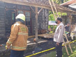 Rumah Terbakar, Mangku Suyasa Kini Tidur di Bangunan Tak Berdinding