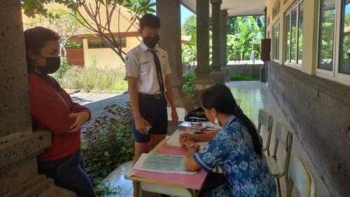 Salah satu peserta PPDB saat melakukan pendaftaran di SMA Bali Mandara