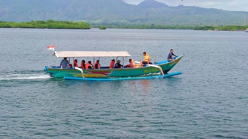Sejumlah penumpang KMP Nusa Dua yang kandas di perairan Selat Bali memutuskan kembali ke kapal untuk mengambil barang-barang yang masih tertinggal.