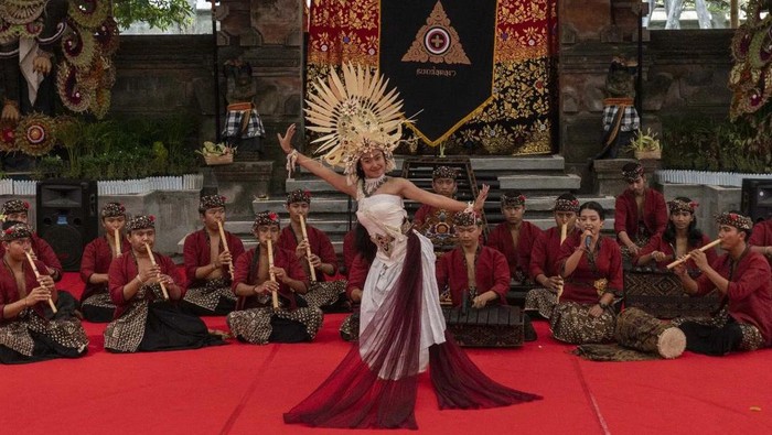 Sekaa Gamelan Suling Sundaram tampilkan tujuh karya yang mengangkat konsep Sapta Gangga dalam rekasadana Pesta Kesenian Bali (PKB) 2022 di Kalangan Ayodya.
