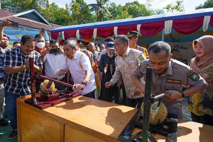 Acara Gebyar Makan Durian Bantan 2022 digelar di Bengkalis, Riau, Minggu (26/6/2022). Pada acara yang dihadiri Gubernur Riau Syamsuar itu, pengunjung dapat menikmati lezatnya durian Bengkalis sepuasnya hanya seharga Rp 100 ribu.