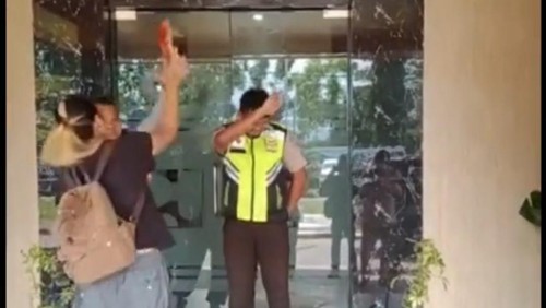 Seorang perempuan viral lantaran melempari Kantor Balai Wilayah Sungai (BWS) I NTB di Kota Mataram dengan tiga ekor bangkai ikan koi, Jumat (24/6/2022).