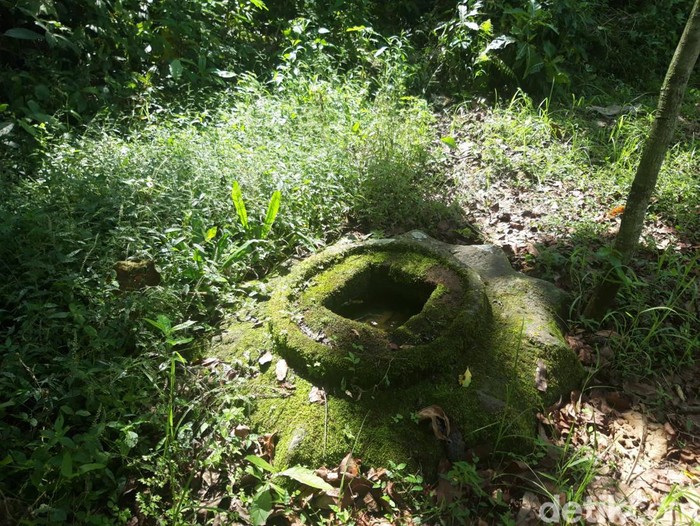 Situs Candi Tampir di Musuk, Boyolali. Pilar batu yang menjadi ciri utamanya ambruk, Minggu (26/6/2022).