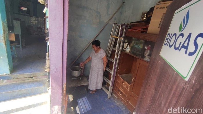 Suasana toilet umum di Kampung Bustaman ketika kompor biogas digunakan warga, Minggu (26/6/2022).