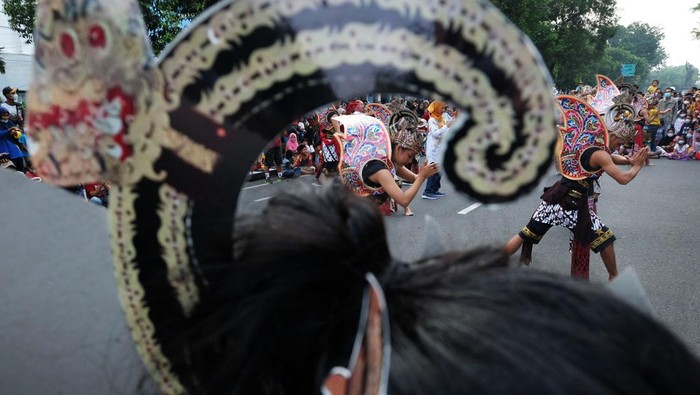 TARI GATOTKACA Sejumlah penari mementaskan Tari Gatotkaca secara massali saat kegiatan Hari Bebas Kendaraan Bermotor atau Car Free Day (CFD) di Solo, Jawa Tengah, Minggu (26/6/2022). Pentas tari yang melibatkan 400 penari dan 150 pengrawit tersebut digelar untuk menyemarakkan bulan Bung Karno di Solo. ANTARA FOTO/Maulana Surya/foc.