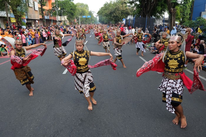 Sejumlah penari mementaskan Tari Gatotkaca secara massali saat kegiatan Hari Bebas Kendaraan Bermotor atau Car Free Day (CFD) di Solo, Jawa Tengah, Minggu (26/6/2022). Pentas tari yang melibatkan 400 penari dan 150 pengrawit tersebut digelar untuk menyemarakkan bulan Bung Karno di Solo. ANTARA FOTO/Maulana Surya/foc.
