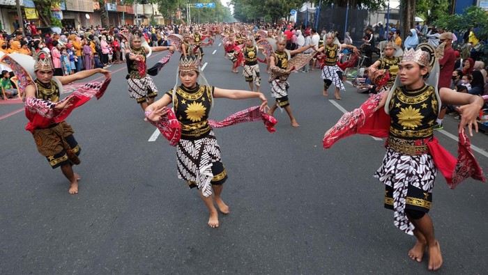 Sejumlah penari mementaskan Tari Gatotkaca secara massali saat kegiatan Hari Bebas Kendaraan Bermotor atau Car Free Day (CFD) di Solo, Jawa Tengah, Minggu (26/6/2022). Pentas tari yang melibatkan 400 penari dan 150 pengrawit tersebut digelar untuk menyemarakkan bulan Bung Karno di Solo. ANTARA FOTO/Maulana Surya/foc.