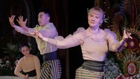 Tarian tersebut terinspirasi dari tarian tradisional Oleg Tamulilingan karya I Ketut Marya yang dipadukan dengan prinsip-prinsip tarian tradisional Jerman.