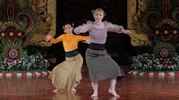 Penari Indonesia dan Jerman berkolaborasi menampilkan bee dance atau tarian lebah dalam pagelaran Bali World Culture Celebration (BWCC) di Taman Budaya Bali, Denpasar, Bali, Sabtu (25/6/2022).