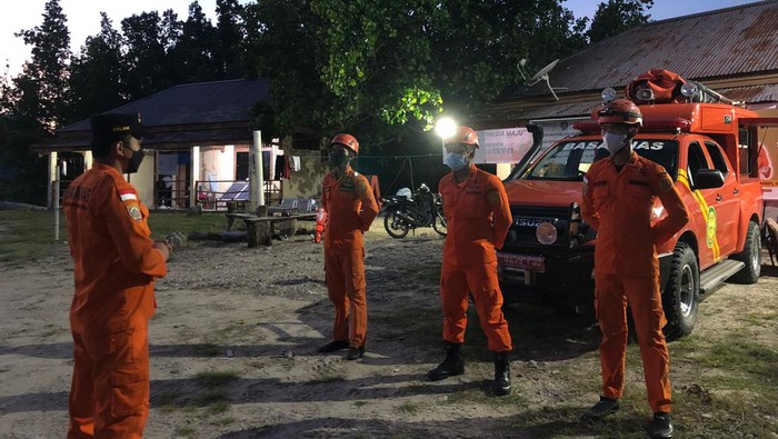 Tim SAR masih mencari anggota Brimob yang hilang terseret arus sungai di Sulteng.