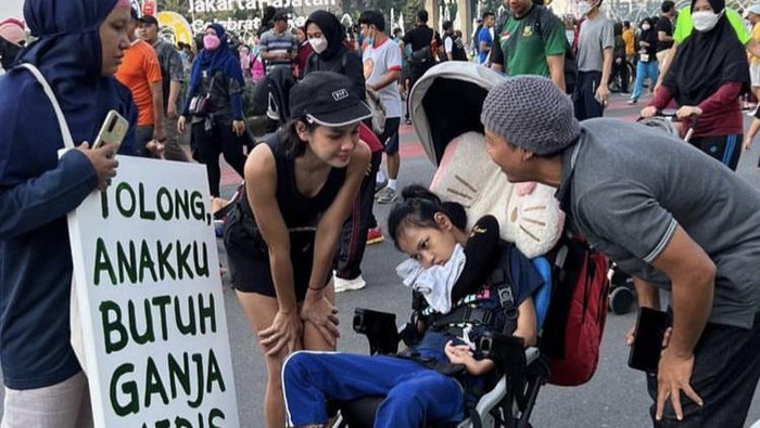 Viral aksi seorang ibu di CFD memperjuangkan legalnya ganja medis karena anak idap lumpuh otak.