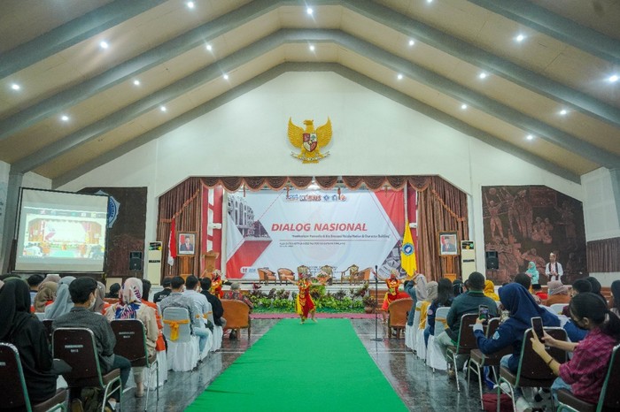 Wakil Gubernur Jawa Timur Emil Elestianto Dardak memberikan paparan dalam dialog nasional yang diinisiasi BEM Universitas PGRI Kanjuruhan Malang (Unikama).