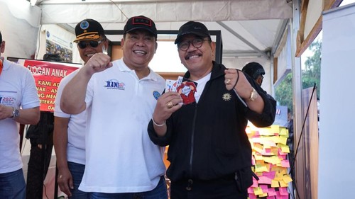 Wakil Gubernur Bali Prof. Tjok. Oka Artha Ardhana Sukawati dan Kepala Badan Narkotika Nasional RI Petrus Reinhard Golose di Desa Mertasari, Denpasar, Minggu (26/6/2022)