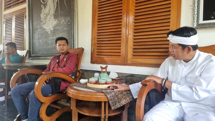 Warga Desa Payungsari, Kecamatan Panumbangan, Kabupaten Ciamis yang menjadi korban kecelakaan maut Bus Pandawa datang ke Lembur Pakuan Subang untuk menemui Wakil Ketua Komisi IV DPR RI Dedi Mulyadi.