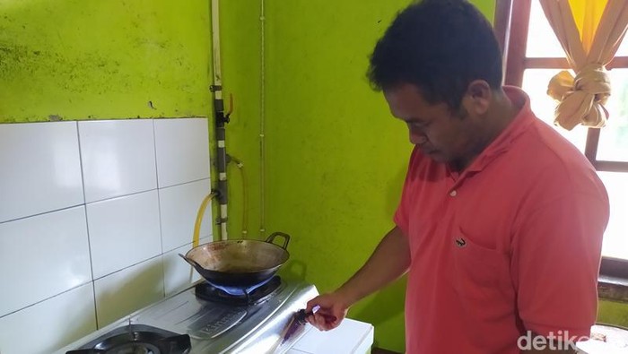 Warga Desa Sambak, Kecamatan Kajoran, Kabupaten Magelang, memanfaatkan limbah tahu untuk biogas.