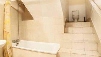 Nggak hanya ruang utama, kamar mandi pun bertingkat. Dok. Boredpanda