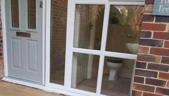 Biar bisa memandang dari dalam toilet, tapi ini sih yang di luar juga bisa lihat ke dalam. Walahh... Dok. Boredpanda