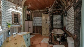 Saat suami istri nggak kompak pilih konsep kamar mandi, yaa begini deh jadinya, beda sebelah. Dok. Boredpanda