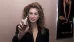 7 Potret Muda Cindy Crawford di Era Emas 90-an