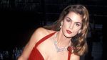 7 Potret Muda Cindy Crawford di Era Emas 90-an