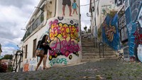 Untuk mendatanginya, Anda terpaksa harus berjalan kaki. Namun, perjalanan menanjak ini dijamin tidak terasa dengan suguhan mural.
