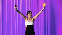 Panggung Glastonbury menjadi semakin panas dan meriah karena kolaborasi dua musisi beda generasi ini. (Foto: WireImage/Joseph Okpako)