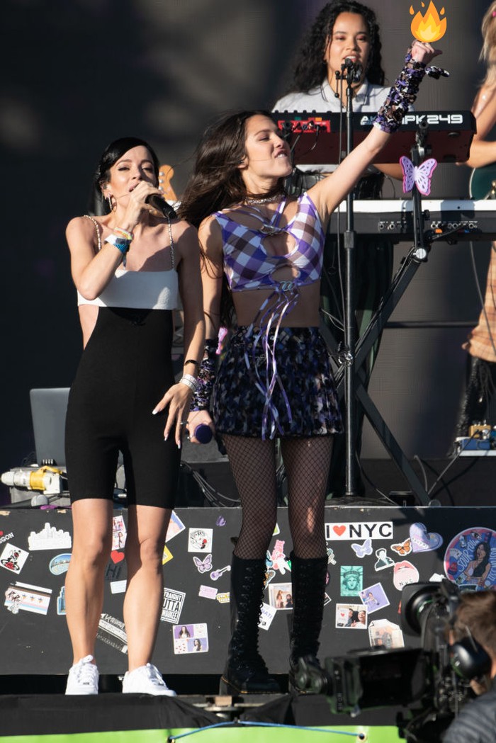 1405107796 GLASTONBURY, ENGLAND - JUNE 25: (EDITORS NOTE: Image contains profanity.) Lily Allen and Olivia Rodrigo perform on the Other stage during day four of Glastonbury Festival at Worthy Farm, Pilton on June 25, 2022 in Glastonbury, England. (Photo by Joseph Okpako/WireImage)