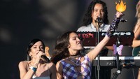 Sepanjang pekan lalu, ramai soal keputusan Mahkamah Agung AS mencabut hak aborsi. Lily Allen dan Olivia Rodrigo menyuarakan kekesalan mereka di atas panggung Glastonbury Festival, Sabtu (25/6/2022). (Foto: WireImage/Joseph Okpako)