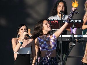 Momen Olivia Rodrigo-Lily Allen Acungkan Jari Tengah Buat Mahkamah Agung AS