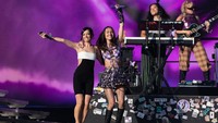 Olivia Rodrigo dan Lily Allen menyanyikan lagu F--- You bersama. Mereka pun mengacungkan jari tengah buat Mahkamah Agung AS. (Foto: WireImage/Joseph Okpako)