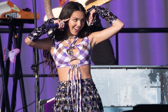 Sebelum menyanyikan lagu F**k You milik Lily Allen, ia lalu menyebut dengan lantang kelima nama hakim tersebut. Lagu ini untuk Samuel Alito, Clarence Thomas, Neil Gorsuch, Amy Coney Barrett, dan Brett Kavanaugh! serunya yang disambut sorakan dan tepuk tangan puluhan ribu penonton. (Foto: WireImage/Joseph Okpako)