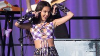 Perayaan 50 tahun Glastonbury Festival sempat tertunda selama dua tahun gegara pandemi COVID-19. Gelaran tahun ini jadi lebih meriah berkat kolaborasi Olivia Rodrigo dan Lily Allen. (Foto: WireImage/Joseph Okpako)