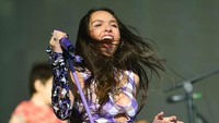 Lagu ini ditujukan kepada hakim Samuel Alito, Clarence Thomas, Neil Gorsuch, Amy Coney Barrett dan Brett Kavanaugh. Kami benci kalian, teriak Olivia Rodrigo. (Foto: Getty Images/Jim Dyson)
