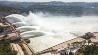 Dahsyatnya semburan air tersebut merupakan bagian dari proses operasi pembersihan dan sedimen dari waduk.