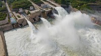 Ini dia penampakan semburan air bah dari Waduk Xiaolangdi, Hunan, China, Sabtu (25/6/2022).