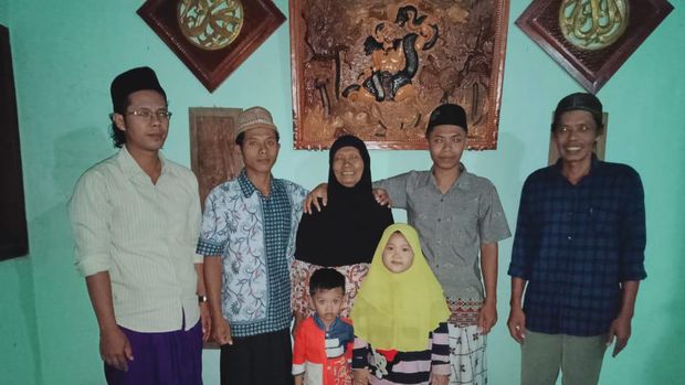 Foto keluarga kakek Muhadi di Jawa Timur, yang terdiri dari istri dan 4 anaknya (seluruhnya Laki-laki) beserta 2 cucunya. Dokumen Keluarga Muhadi.