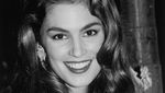 7 Potret Muda Cindy Crawford di Era Emas 90-an