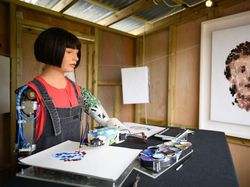 Ai-DA, Robot Seniman Pertama di Dunia Beraksi di Festival Glastonbury
