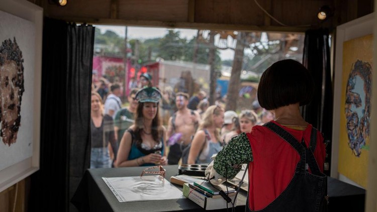 GLASTONBURY, ENGLAND - JUNE 23: Ai-Da Robot during day two of Glastonbury Festival at Worthy Farm, Pilton on June 23, 2022 in Glastonbury, England. (Photo by Ki Price/Getty Images)
