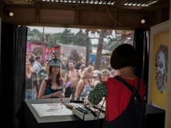 Ai-DA, Robot Seniman Pertama di Dunia Beraksi di Festival Glastonbury