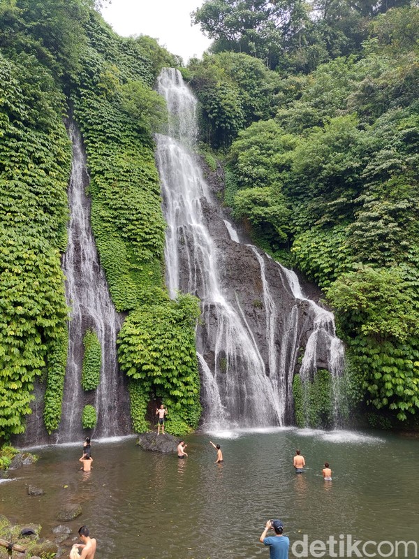 Air Terjun Banyumala juga memiliki kolam di bawahnya yang memiliki kedalaman hingga 2 meter. Jadi aman bila pengunjung ingin berenang.